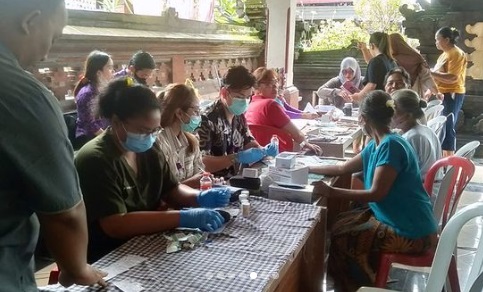 Kegiatan Penyuluhan Kesehatan Lansia dan pengecekan gula darah gratis