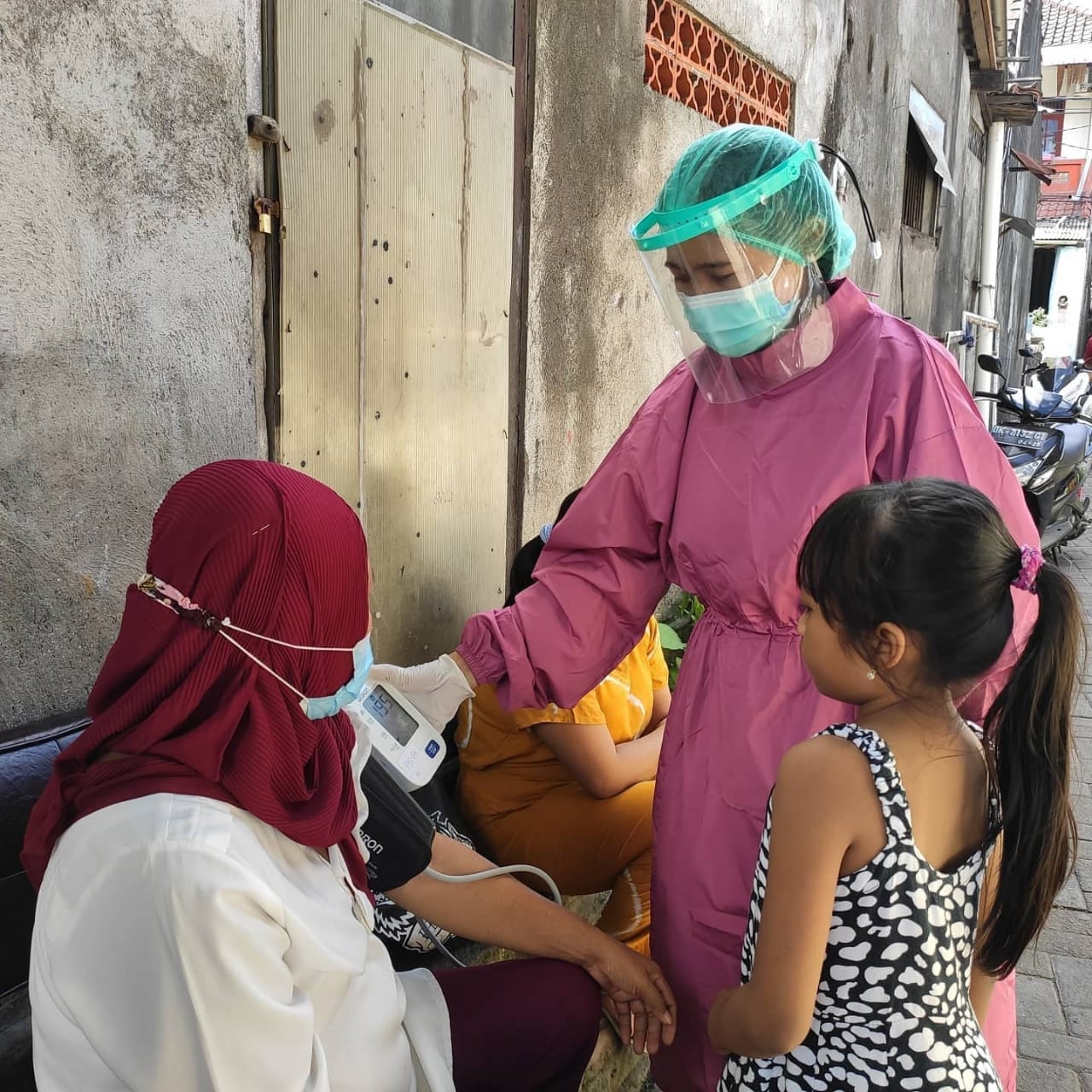KUNJUNGAN RUMAH INTERVENSI LANJUT KELUARGA SEHAT DI DESA DAUH PURI KLOD