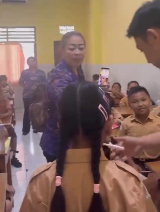 Kegiatan intervensi CKG gigi, dilaksanakan di SD Kartika VII kegiatan sikat gigi masal dan aplikasi flour bersama drg interenshif 